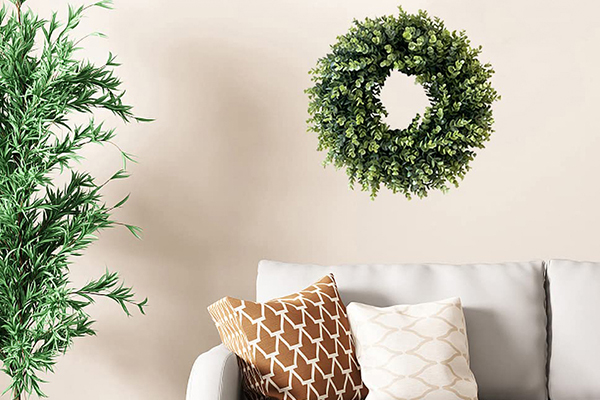 With the development of science and technology, what innovations have been made in the materials and processes of artificial wreath?